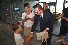 Prezydent Miasta Ciechanów rozdaje upominki pierwszym zwiedzającym.