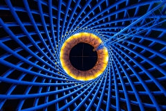 Zdjęcie wieży ciśnień wykonane z perspektywy osoby stojącej w środku, pod zbiornikiem.
